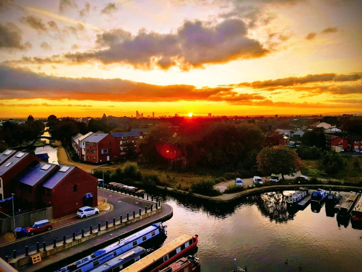 Balcony Marina Apartment With City Skyline Views - Free Secure Parking マンチェスター エクステリア 写真
